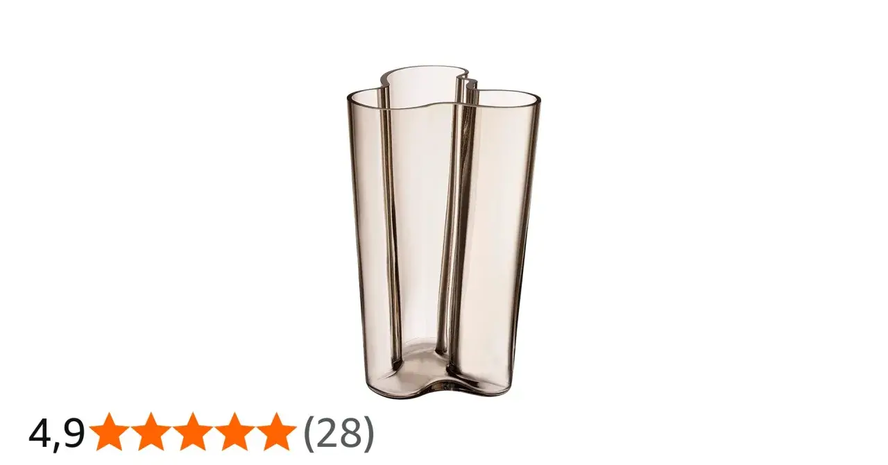 En elegant Alvar Aalto vas i rökfärgat glas, en tidlös design som finns i flera alvar aalto vas storlekar.