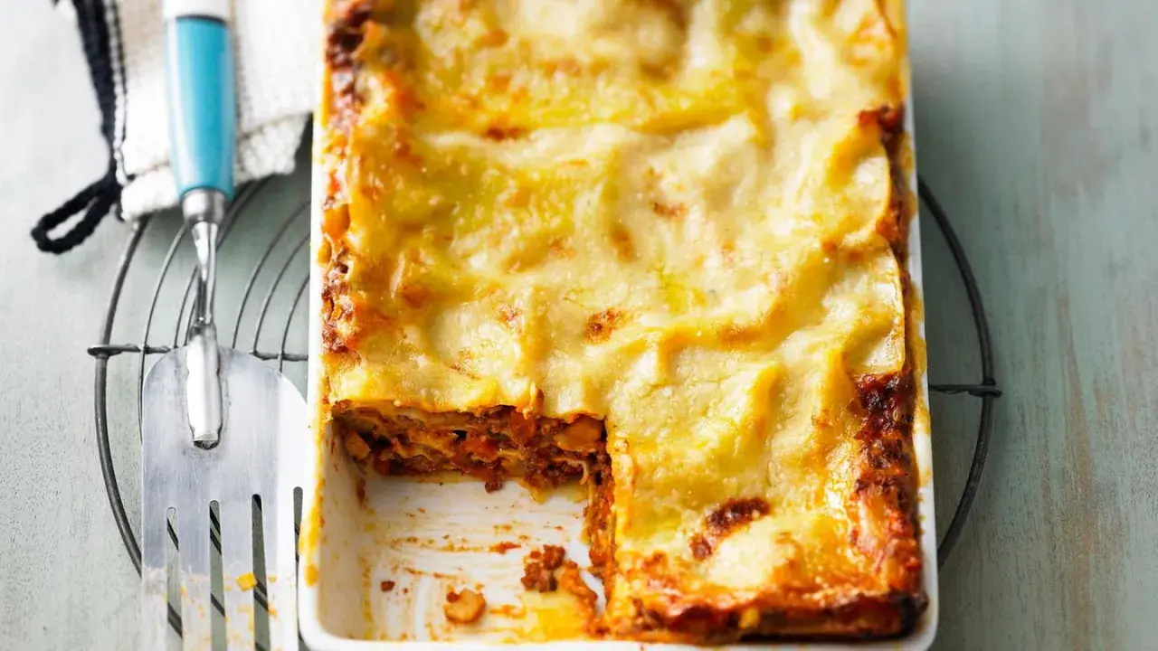 Ein frisch gebackenes Lasagne-Rezept, einfach und köstlich, mit goldbraun überbackener Käseschicht und herzhafter Füllung.