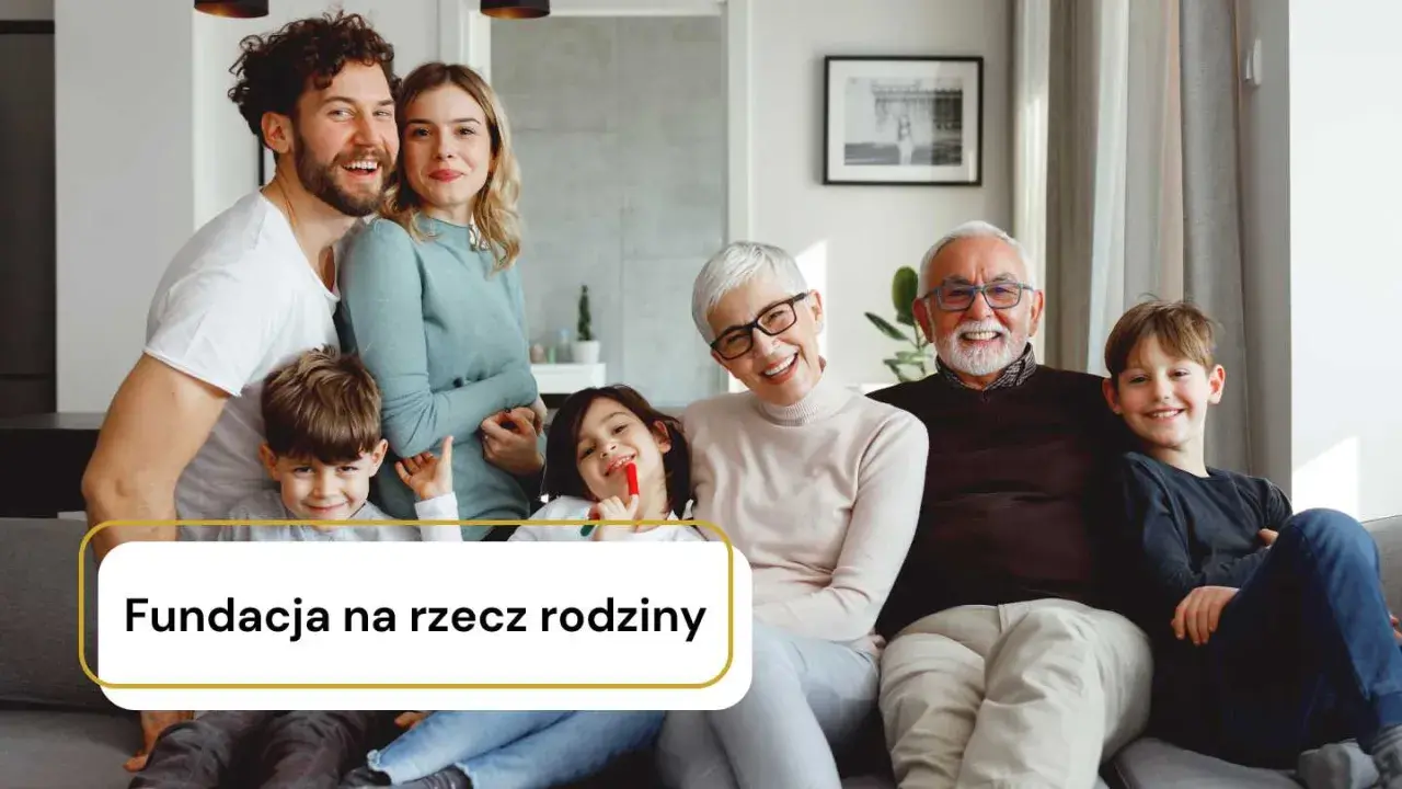 Szczęśliwa rodzina, od dziadków po wnuki, siedzą razem. Dowiedz się, fundacja rodzinna co to, jak wspierać bliskich.