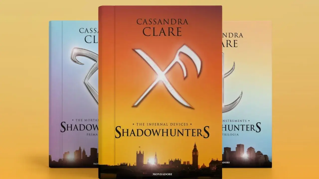 Tre copertine di libri Shadowhunters di Cassandra Clare, con silhouette di città e simboli runici.