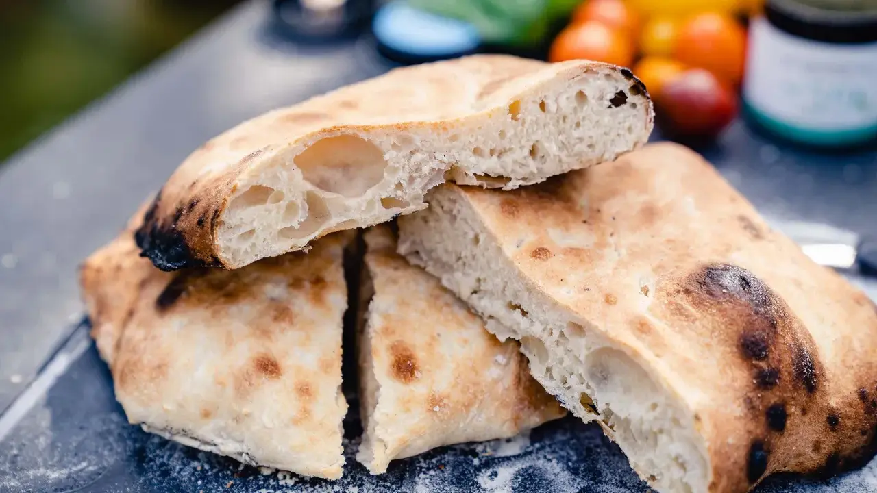 Frisch gebackene Schiacciata, perfekt für ein einfaches Schiacciata Rezept. Außen knusprig, innen luftig.