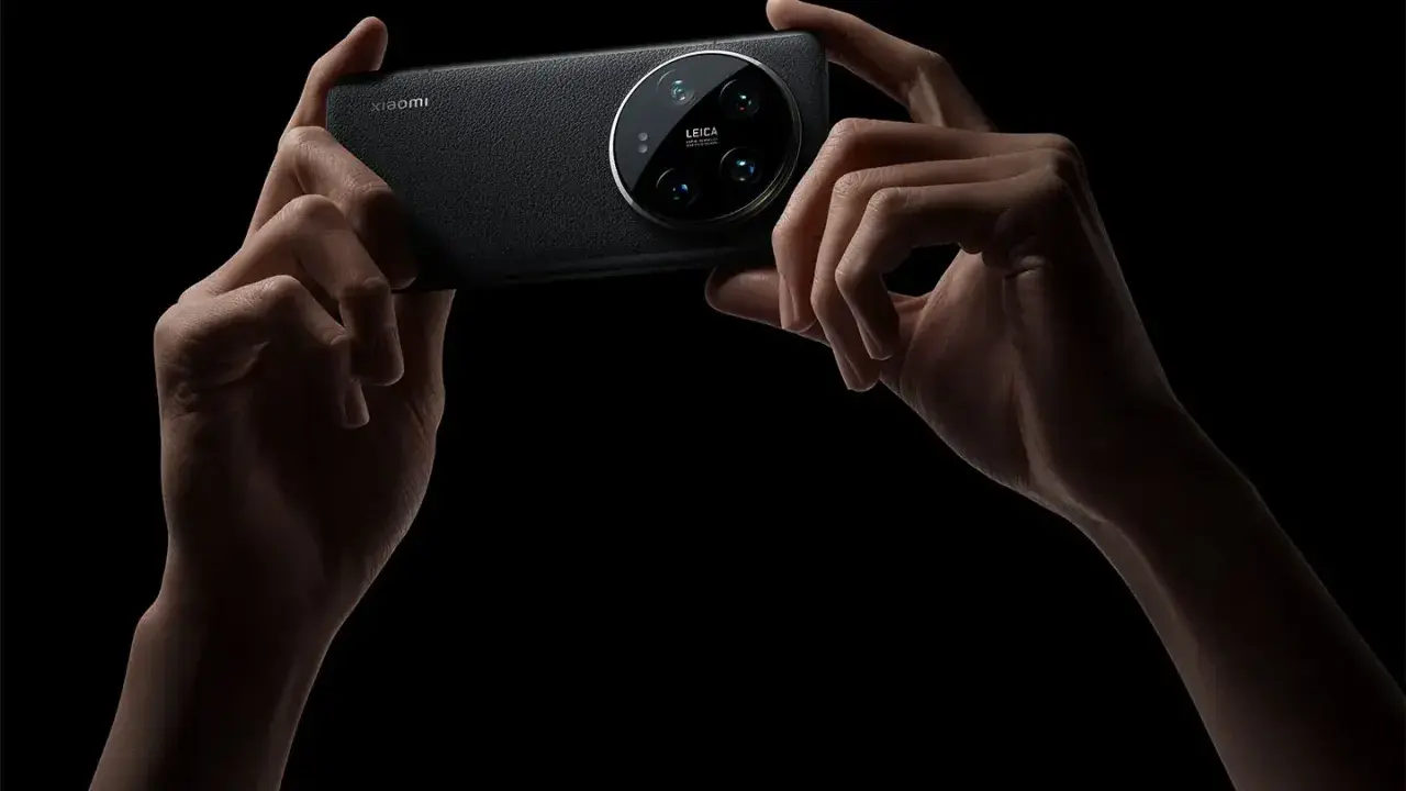 Manos sostienen un Xiaomi con cámara Leica. ¿Prefieres el estilo Leica vibrant o Leica authentic para tus fotos?