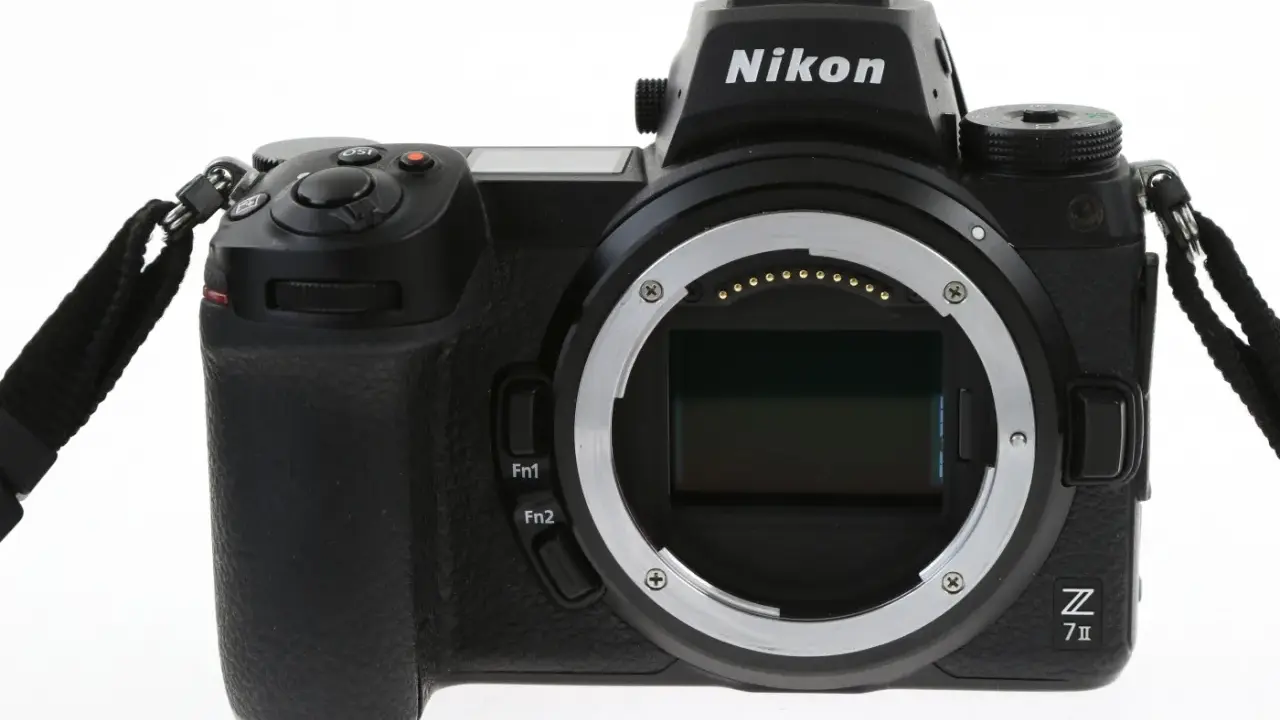 Czarny aparat Nikon Z7 III z obiektywem bez obiektywu, gotowy do uchwycenia Twoich najlepszych ujęć.