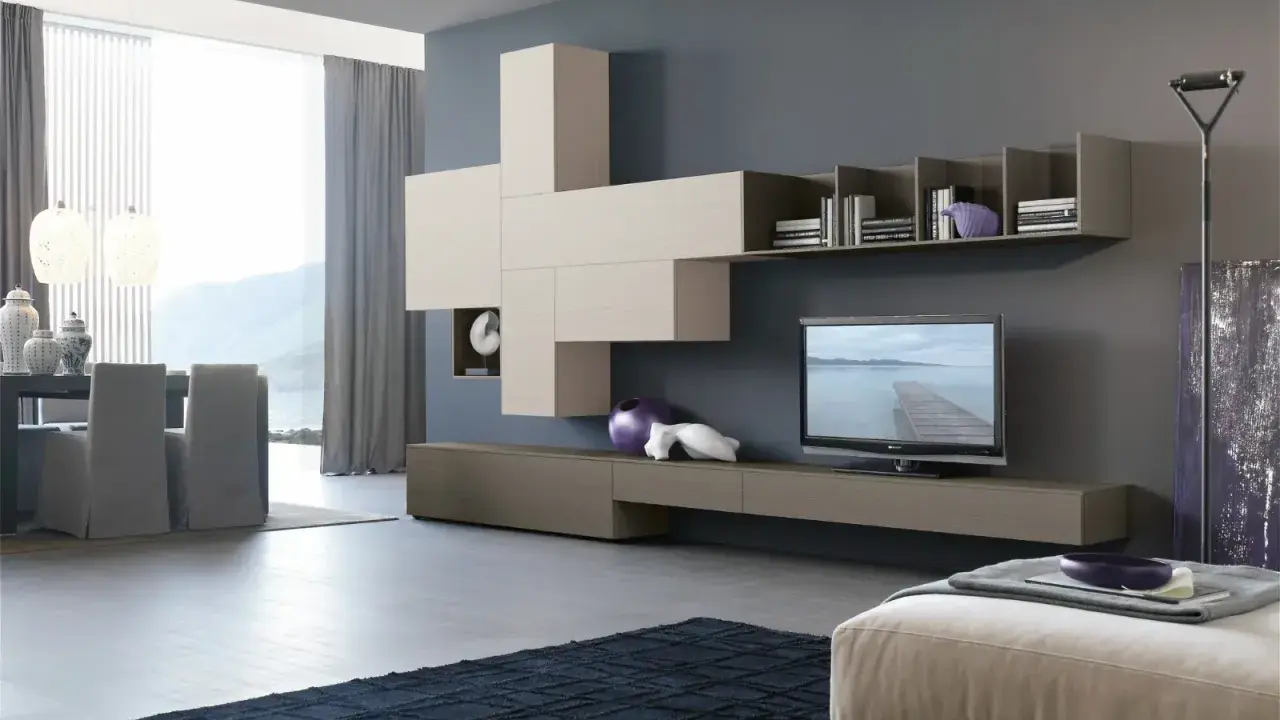 Soggiorno moderno con pareti grigie abbinamenti eleganti: mobile sospeso, TV, libreria e tappeto scuro.