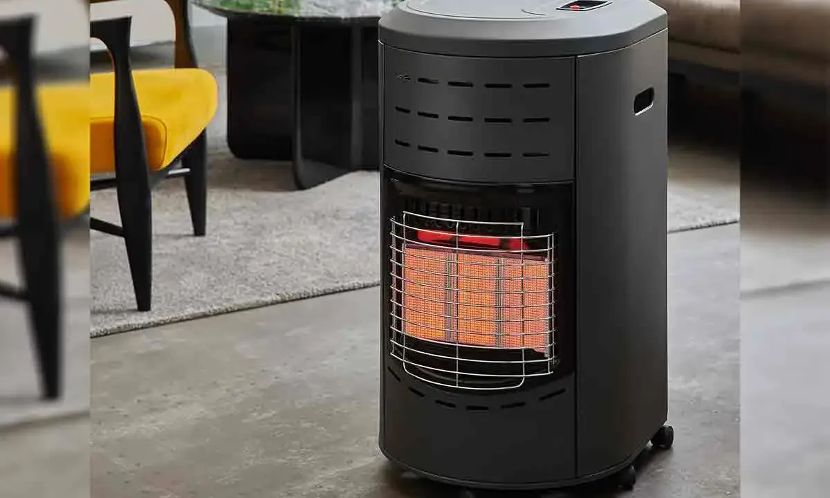 Chauffage d'appoint gaz danger : appareil noir avec grille métallique devant des éléments chauffants rouges, dans un salon moderne.