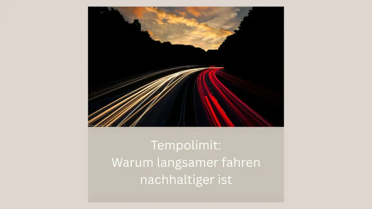 Autobahn bei Nacht mit Lichtspuren. Ein Tempolimit hilft, klimaneutral 2035 zu erreichen, da langsames Fahren nachhaltiger ist.