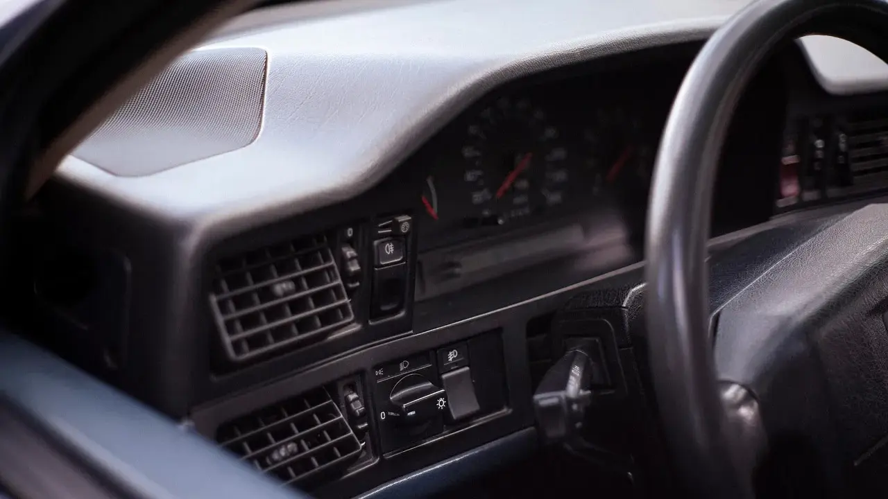 Co obejmuje wyposażenie Volvo XC60 Black Edition?