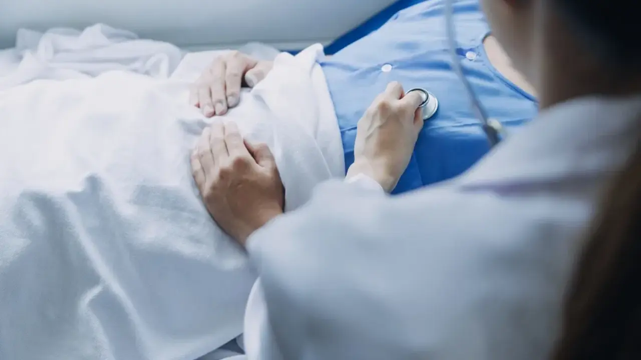 Lekarz osłuchuje pacjenta po ablacji. Ważne jest, czego nie wolno po ablacji, by zapewnić rekonwalescencję.
