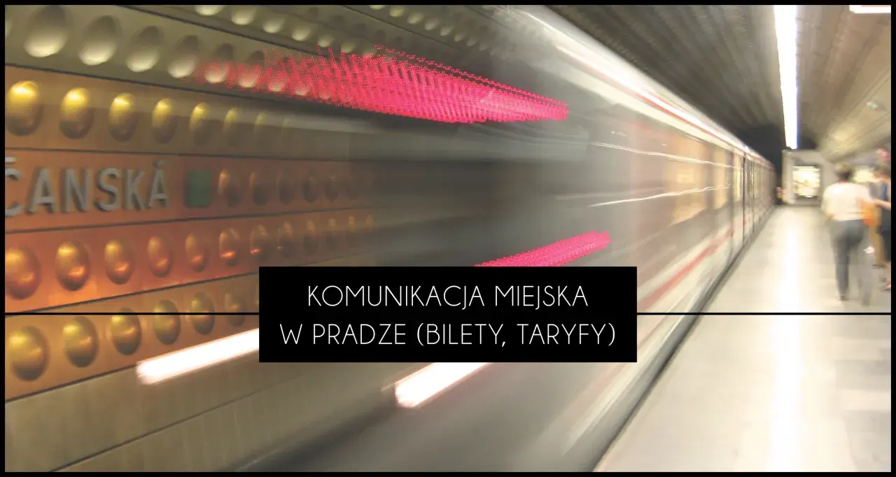Praski pociąg metra w ruchu, z napisem "KOMUNIKACJA MIEJSKA W PRADZE (BILETY, TARYFY)".