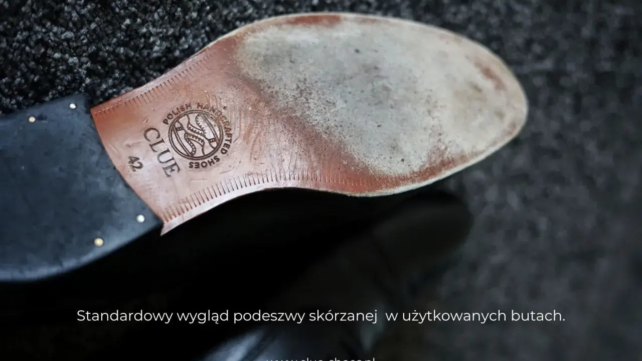 Widok od spodu buta z wytłoczonym logo "CLUE SHOES" i napisem "POLISH HANDCRAFTED". Twarda podeszwa skórzana nosi ślady użytkowania.