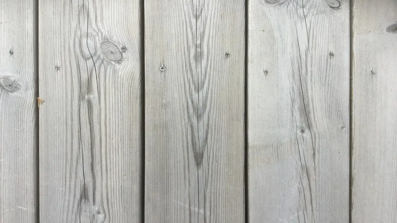 Grå träpanel med tydlig ådring, som efter kiselbehandling altan. Perfekt för en modern och hållbar uteplats.