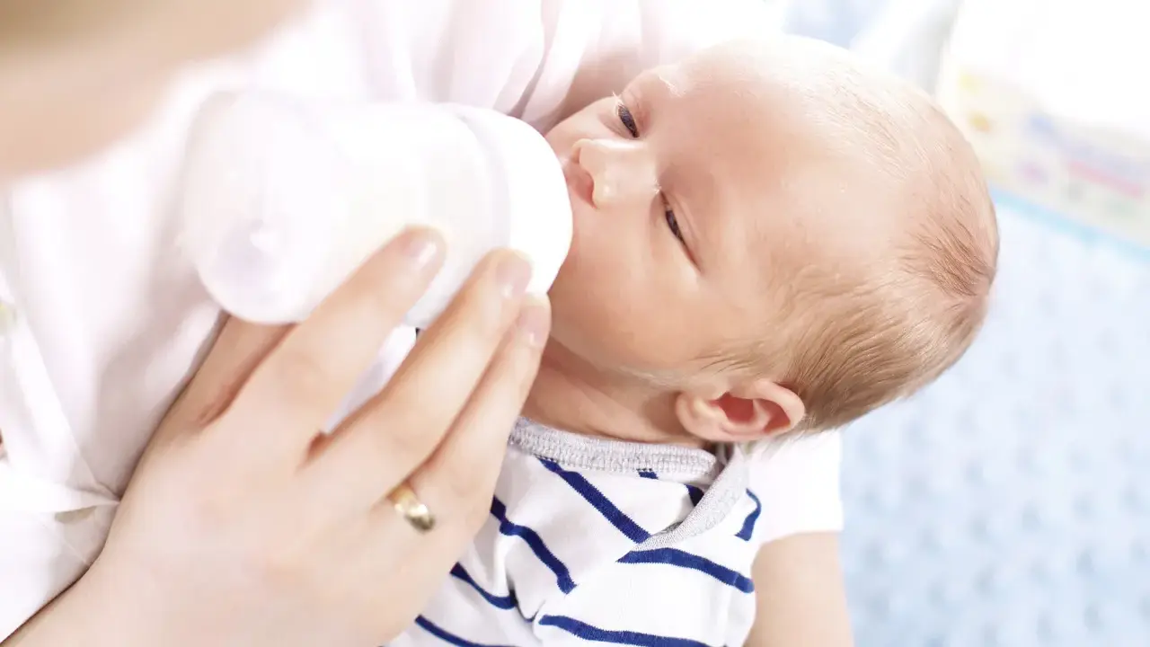 Kiedy odstawić butelkę? Zdrowy rozwój dziecka bez stresu