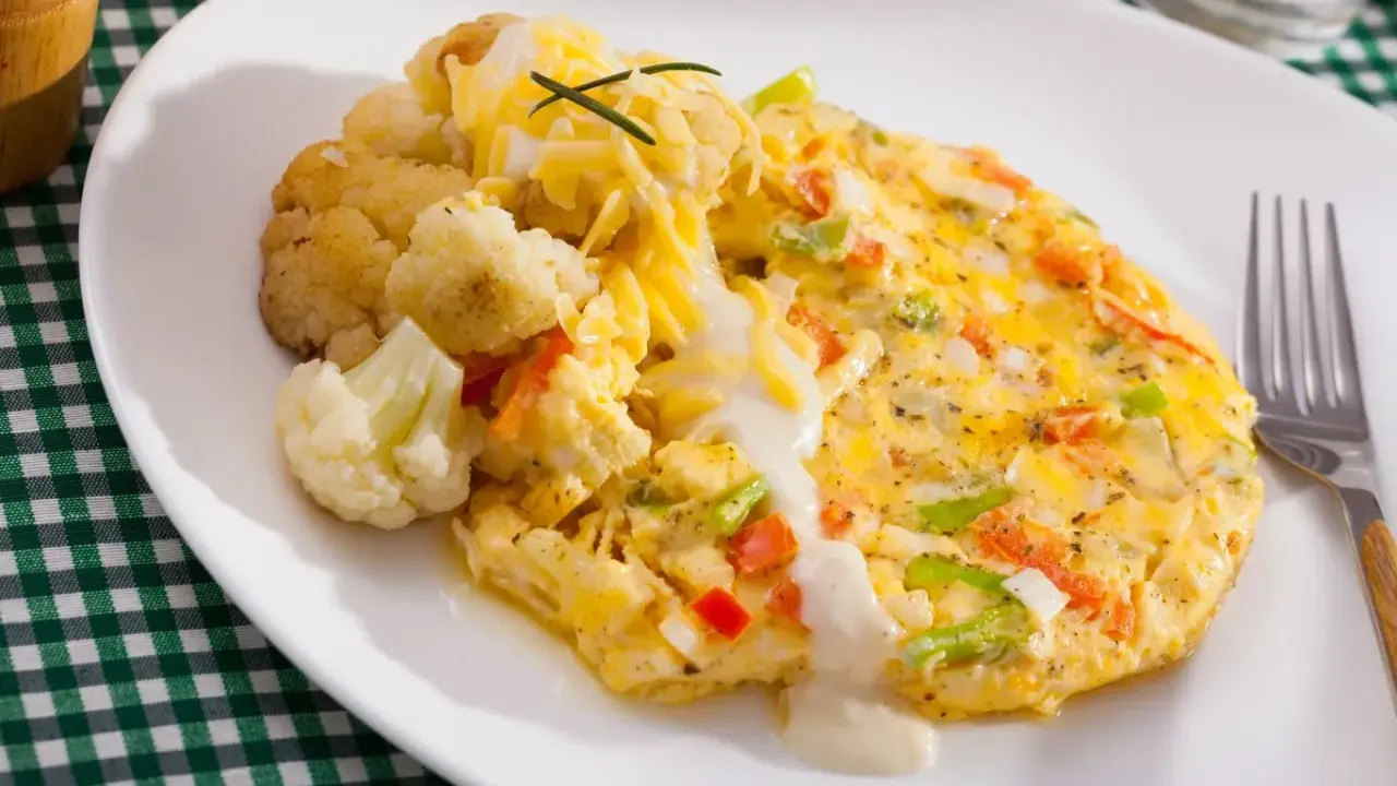 Pyszny omlet z warzywami i serem, podany z kalafiorem. Świetny pomysł, co zrobić z białek, gdy masz ochotę na coś lekkiego i sycącego.