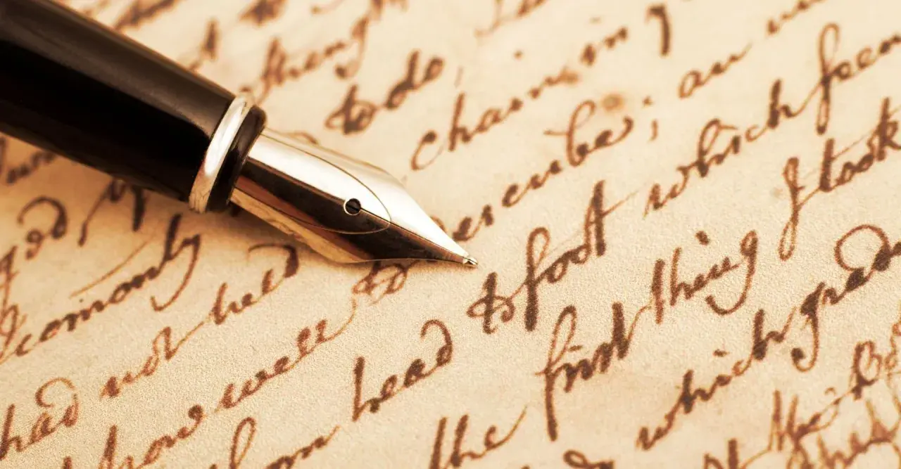Pennino d'oro su pergamena antica, evocando il significato epistolare di un tempo.