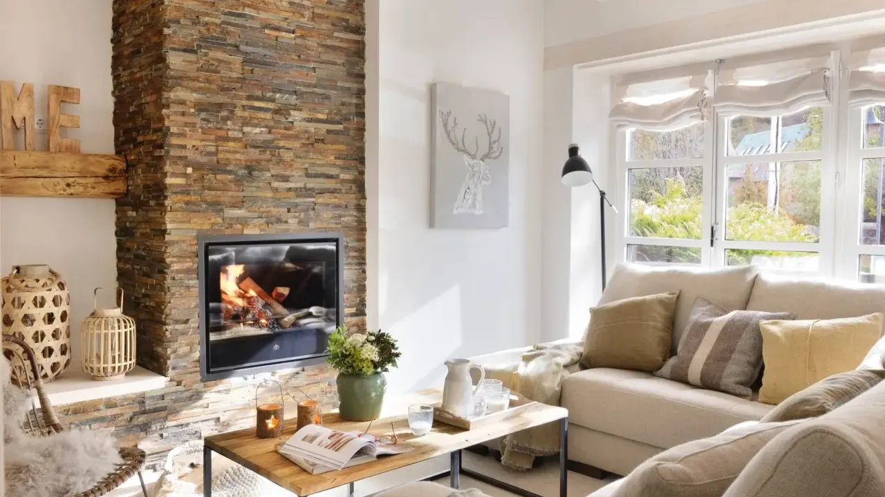 Acogedor salón moderno con chimenea de leña, sofá beige y mesa de centro de madera.