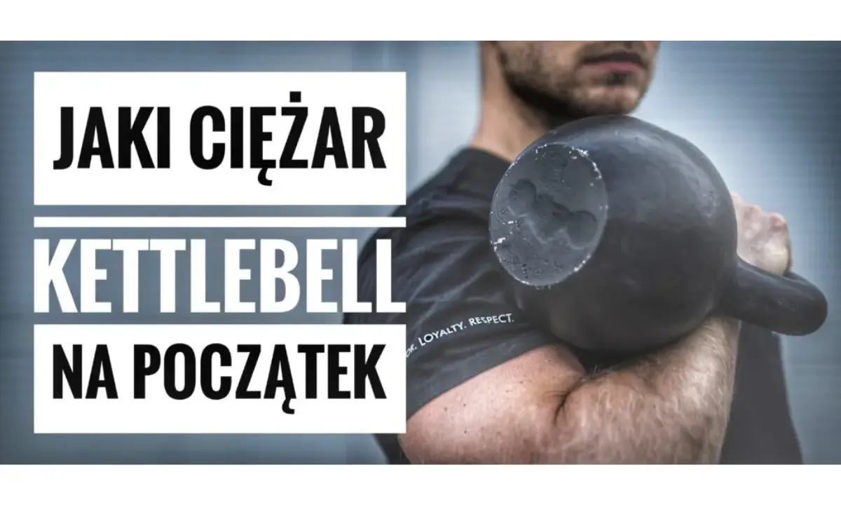 Jaki kettlebell na początek? Mężczyzna trzyma czarny kettlebell, gotowy do treningu.