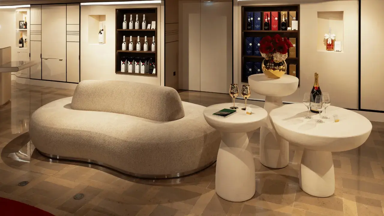 Elegante Lounge mit Moët-Flaschen und Gläsern. Die Herkunft des Champagners wird hier stilvoll präsentiert.