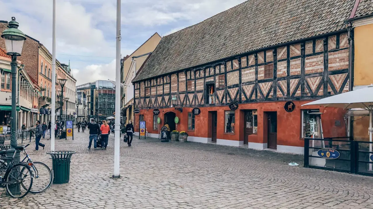 Malmö co zobaczyć: urokliwa starówka z brukowanymi uliczkami i zabytkową architekturą, idealna na spacer.