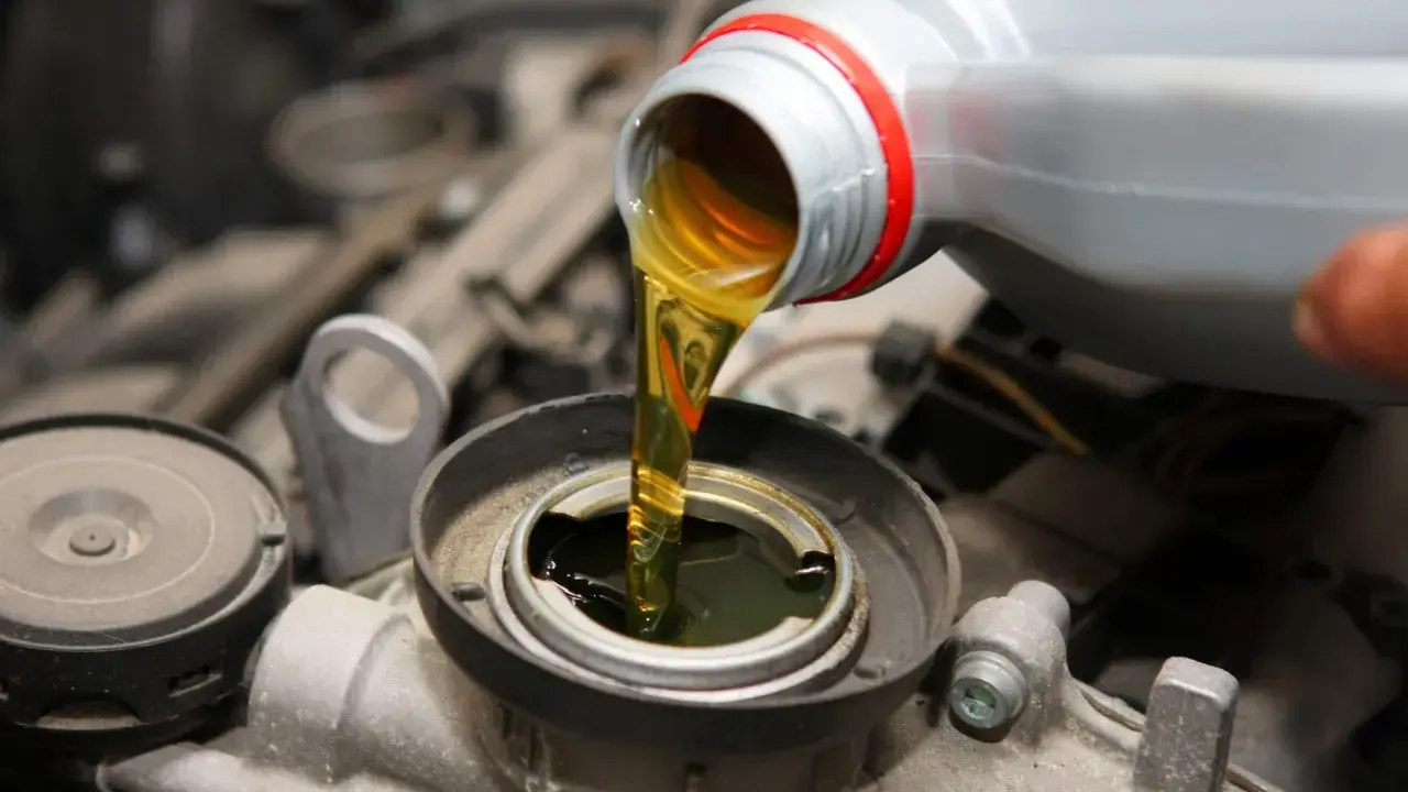 Wlewanie oleju do silnika Toyoty Yaris 1.0. Sprawdzanie, ile oleju do silnika jest potrzebne, to klucz do jego długowieczności.