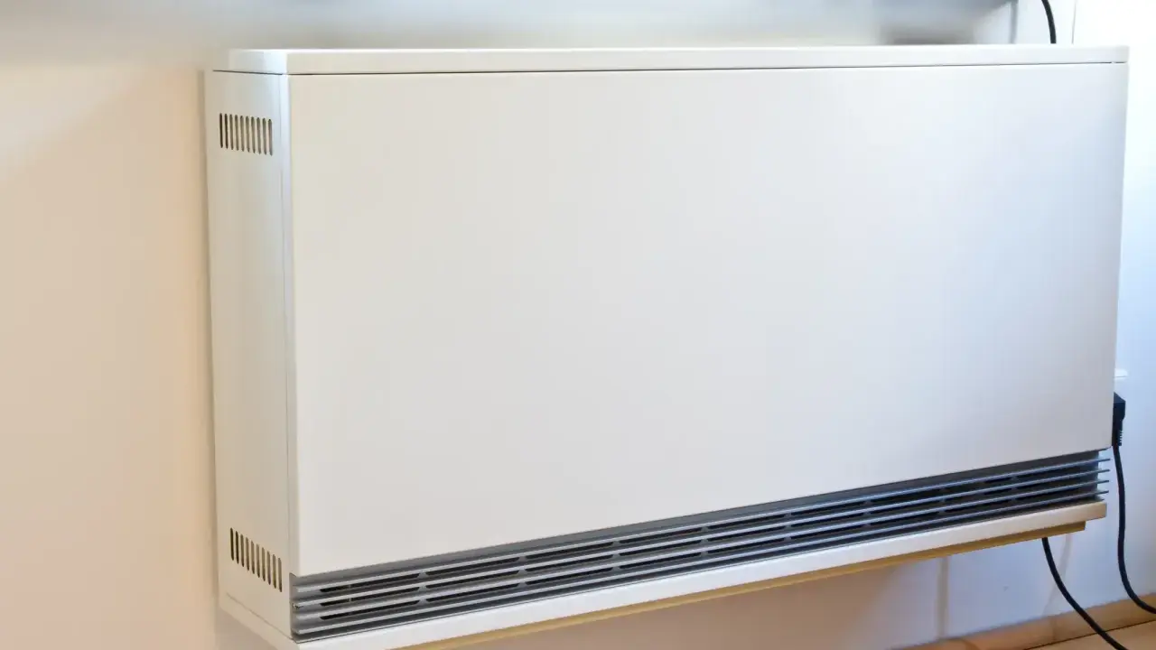 Ein weißer Nachtspeicherheizkörper an einer Wand. Der Austausch von Nachtspeicherheizungen ist Pflicht, um Energie zu sparen.