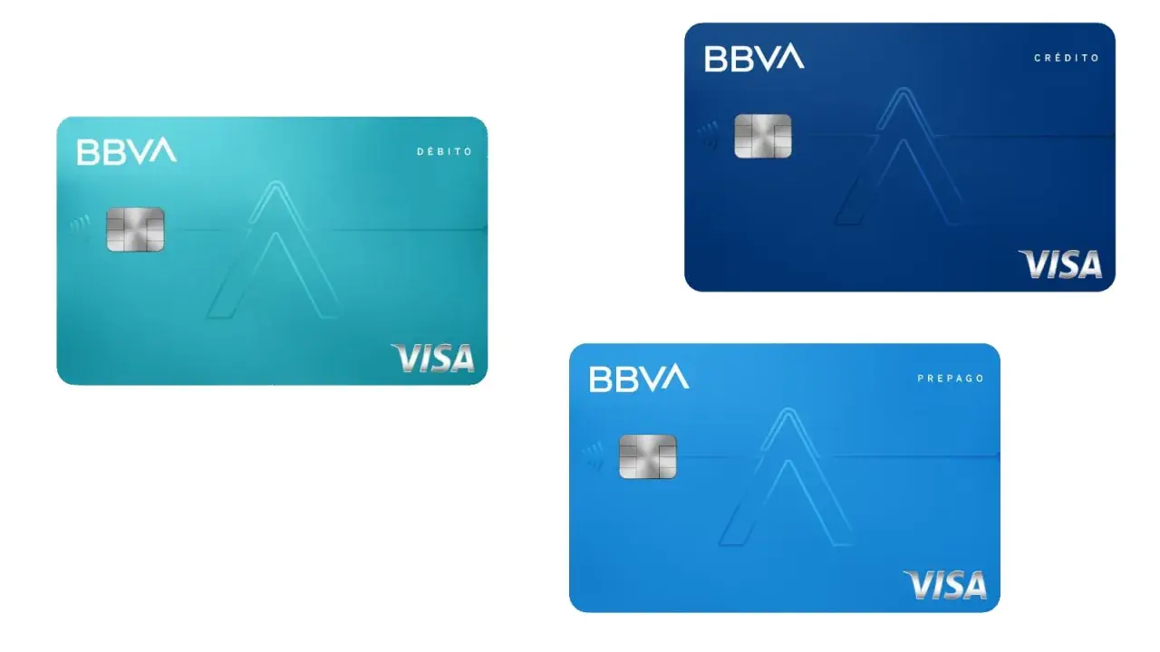 Tres tarjetas monedero BBVA: una de débito turquesa, una de crédito azul oscuro y una prepago azul claro.
