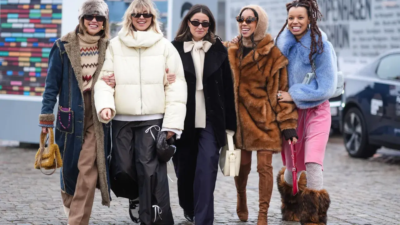 Quattro donne mostrano stili diversi per come vestirsi in inverno donna: cappotti in pelliccia, piumini, tessuti caldi e accessori audaci.