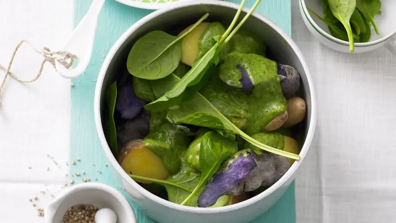 Bunte Kartoffeln mit grüner Sauce und frischem Spinat. Ein leckeres Gericht, das Lust auf mehr Sauerampfer Rezepte macht.