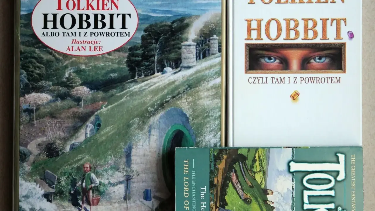 Trzy okładki książek J.R.R. Tolkiena: "Hobbit, czyli tam i z powrotem" w różnych wydaniach.