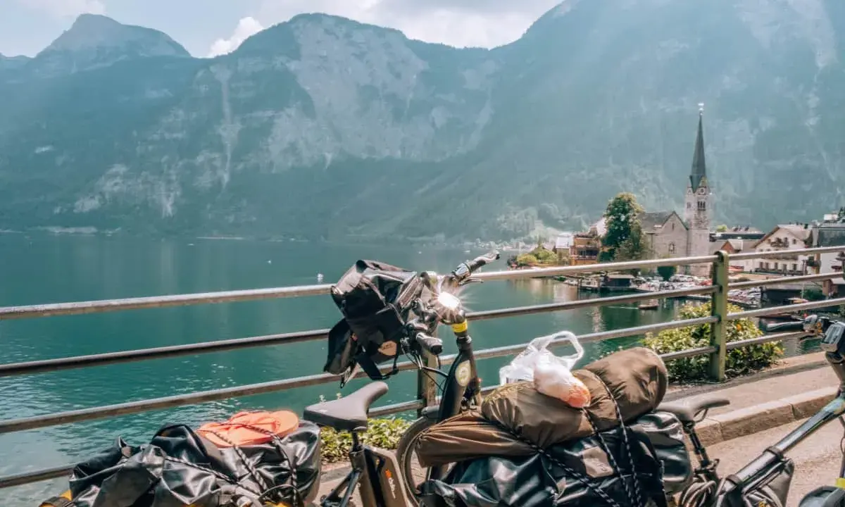 Biciclette cariche di bagagli, pronte per esplorare i laghi Austria, mappa mentale di un'avventura tra montagne e villaggi pittoreschi.