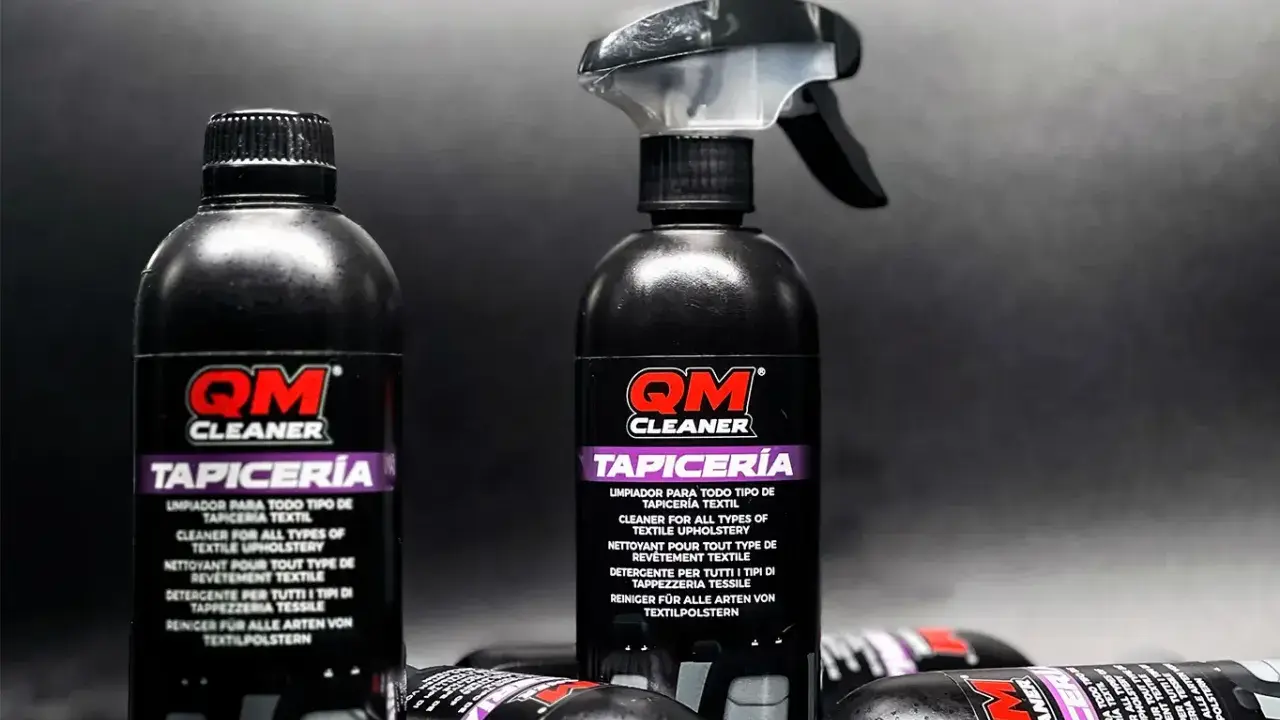 Botellas de limpiador QM para limpiar tapicería coche. Ideal para dejar tu interior como nuevo.