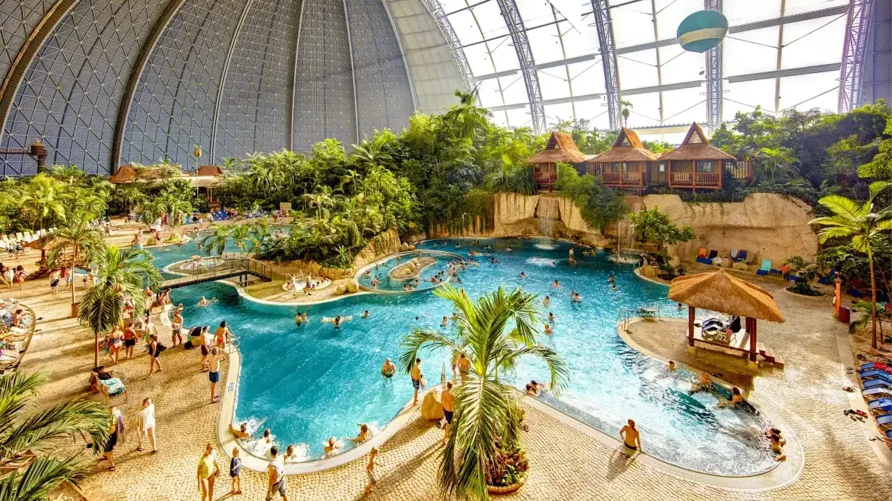 Wielki tropikalny raj pod kopułą, z basenami, palmami i domkami. Sprawdź cennik tropical island i zaplanuj wakacje!