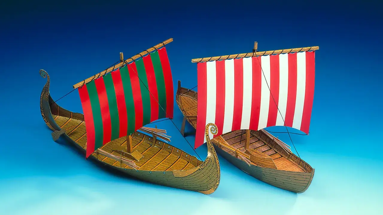 Zwei detailgetreue Modelle eines **Bootes Viking** mit bunten Segeln, bereit zur Fahrt über das blaue Meer.