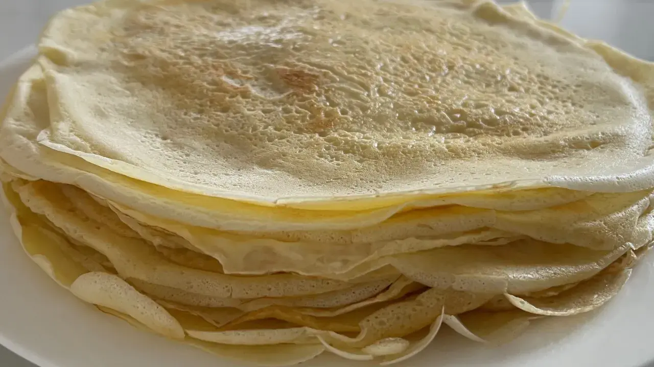 Ein Stapel goldbrauner Crêpes, perfekt für ein einfaches Crêpes Rezept.