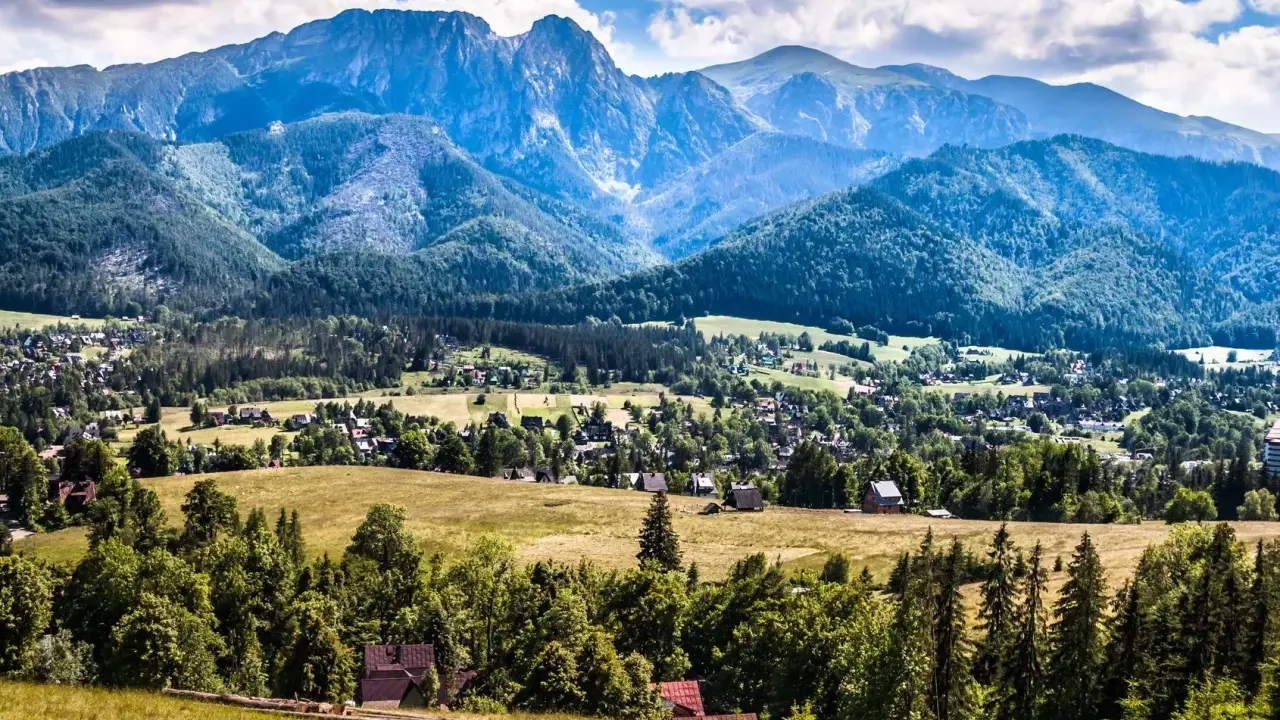 Widok na Poronin z górami w tle.