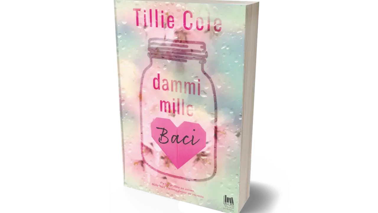 Copertina del libro "Dammi mille baci" di Tillie Cole, con un barattolo pieno di cuori rosa e gocce di pioggia.