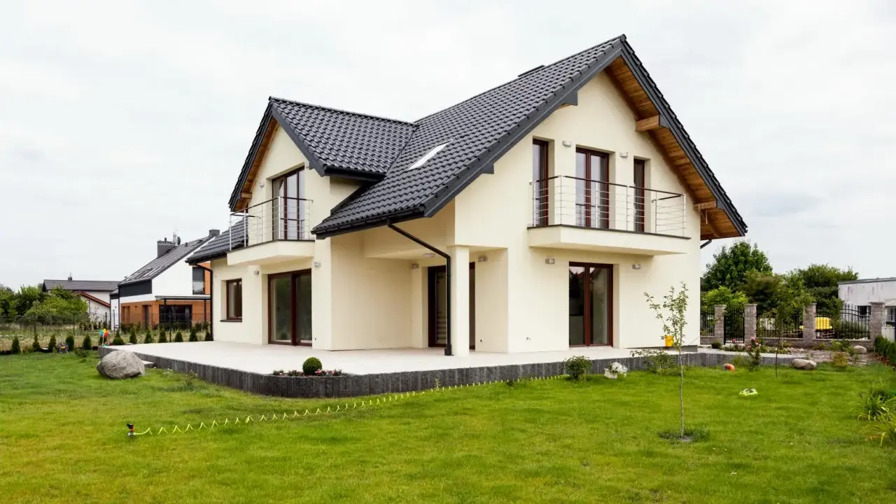 Jak rolnik zbuduje dom na działce rolnej? Poradnik bez odrolnienia