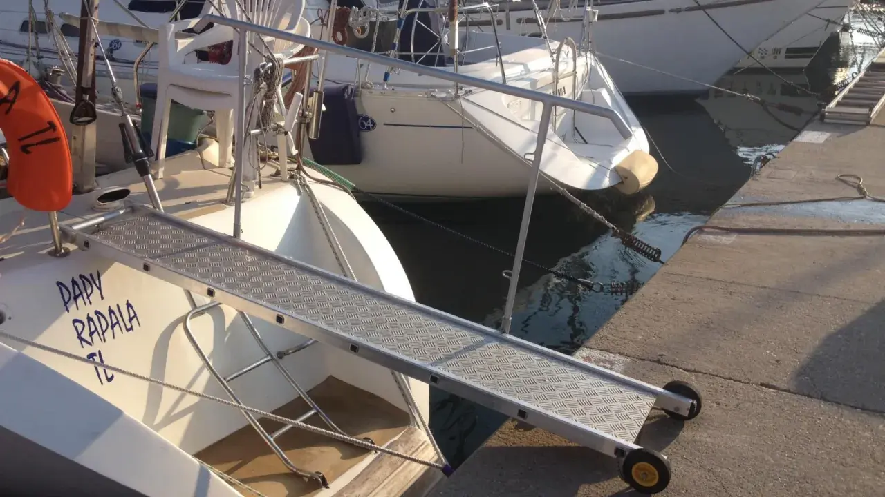 Une passerelle pour bateau, nommée "Papy Rapala", est installée pour faciliter l'accès.