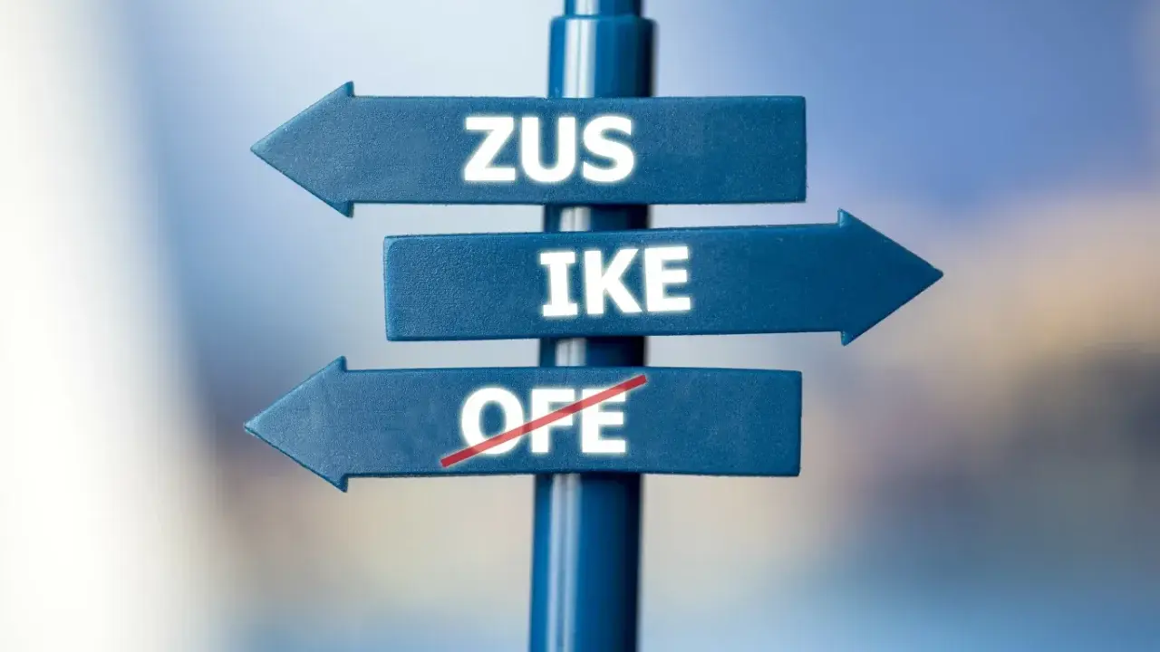 Znak drogowy z napisami ZUS, IKE i przekreślonym OFE. Czy można wypłacić pieniądze z IKE przed emeryturą?