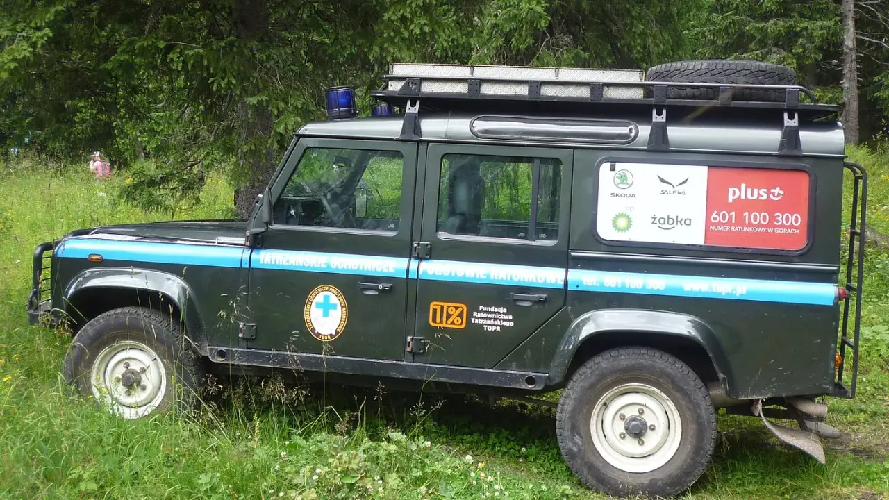 Samochód Tatrzańskiego Górskiego Ochotniczego Pogotowia Ratunkowego (TOPR) w górskim terenie.