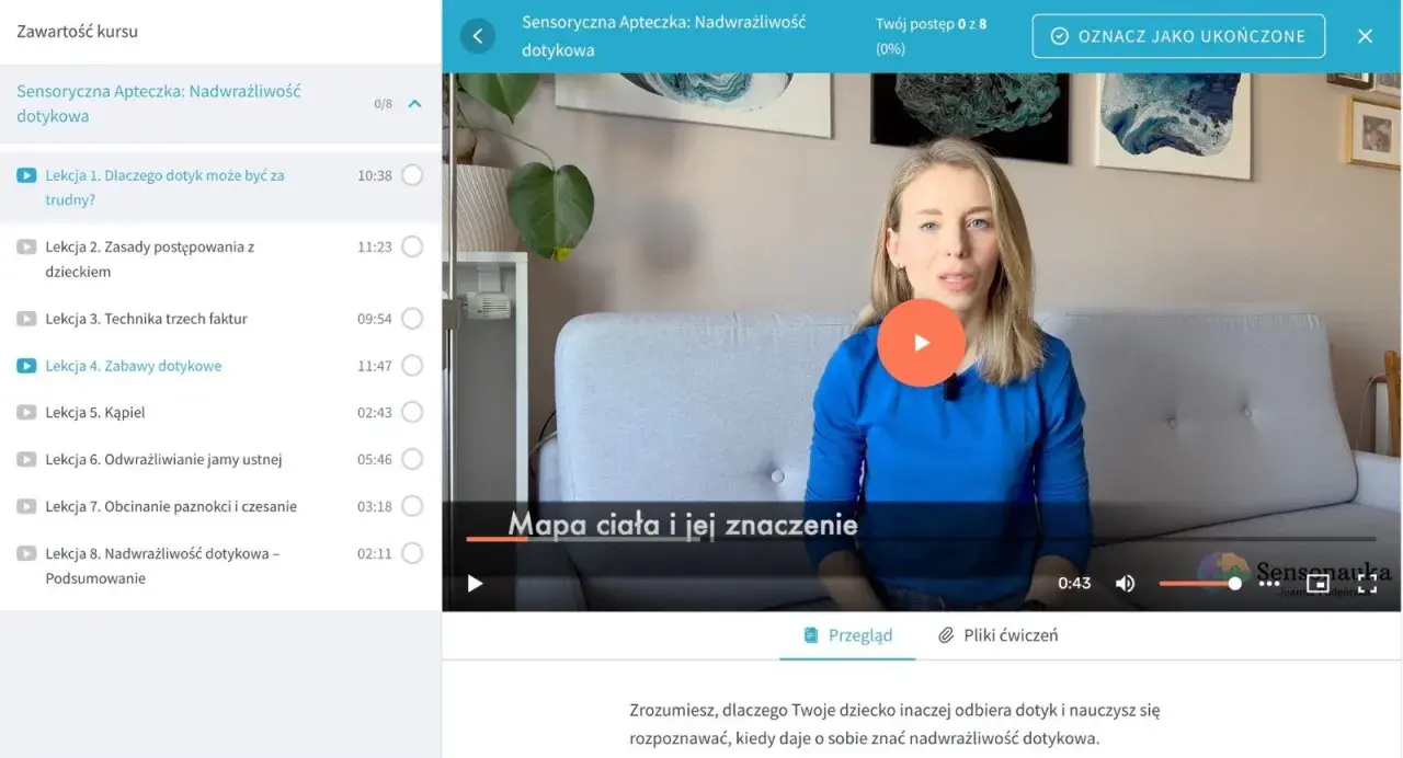 Kobieta tłumaczy, dlaczego dziecko nie lubi dotyku. Kurs "Sensoryczna Apteczka: Nadwrażliwość dotykowa".
