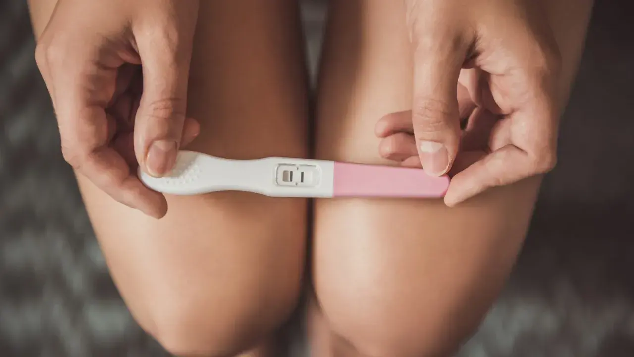 Dwie kreski na teście ciążowym. Czy można zajść w ciążę zaraz po okresie? To pytanie nurtuje wiele kobiet.