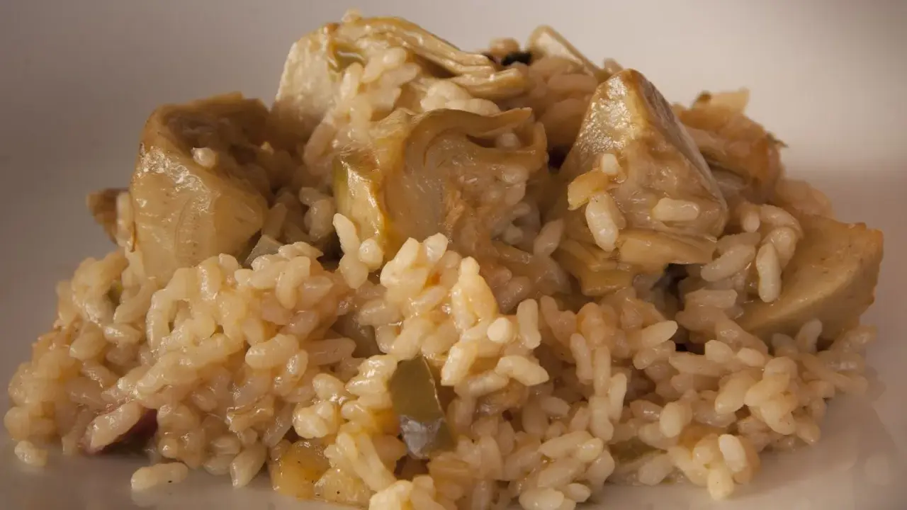 Un delicioso arroz con alcachofas, con trozos tiernos de alcachofa integrados en el grano cremoso.