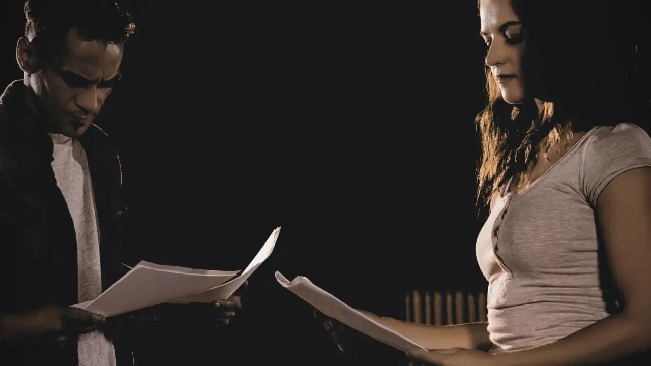 Mężczyzna i kobieta czytają scenariusz. Czy to próba do filmu, czy może pornokasting?