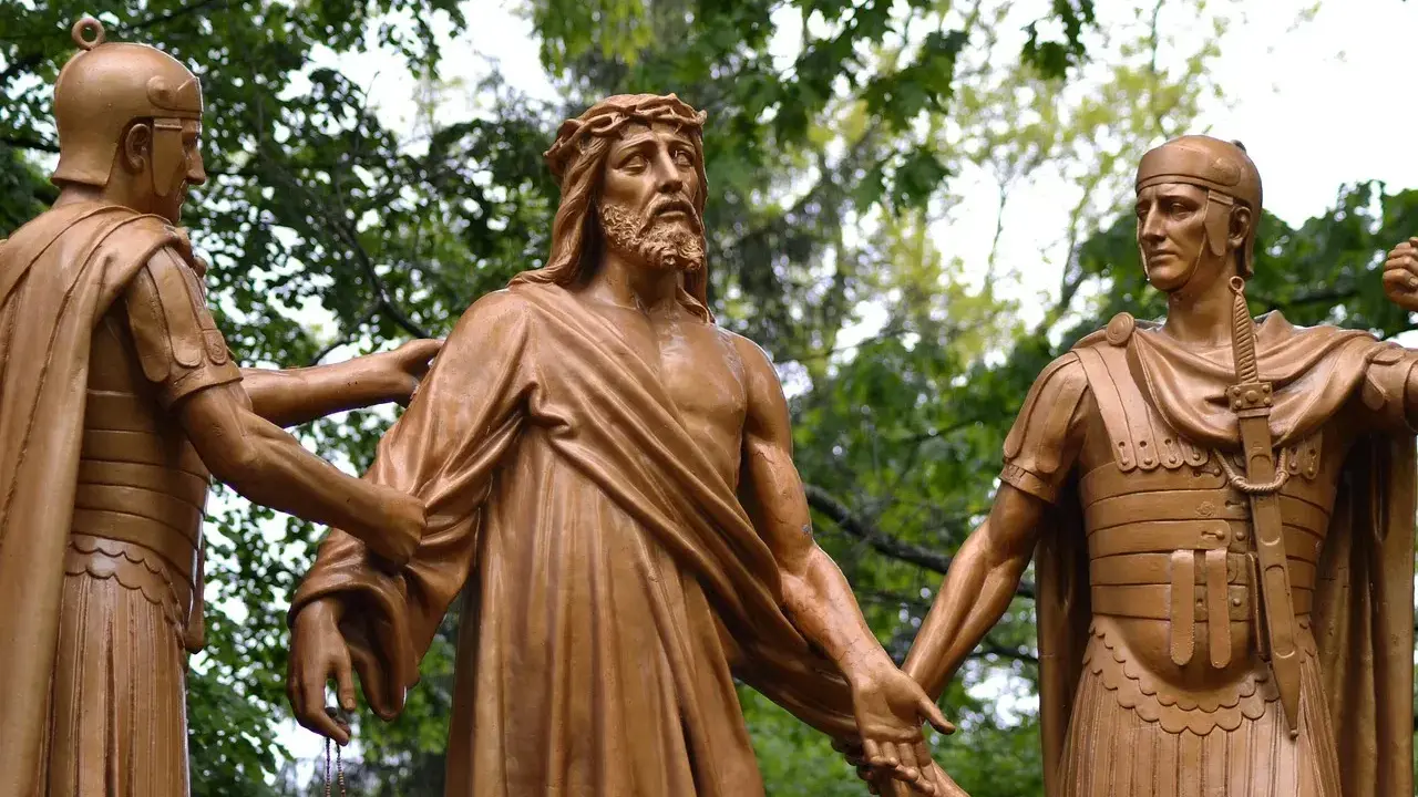Rzeźba Jezusa w koronie cierniowej, prowadzona przez dwóch rzymskich żołnierzy. Jak mówi psalm 46, 5: "Bóg jest pośród niej, nie będzie poruszona".