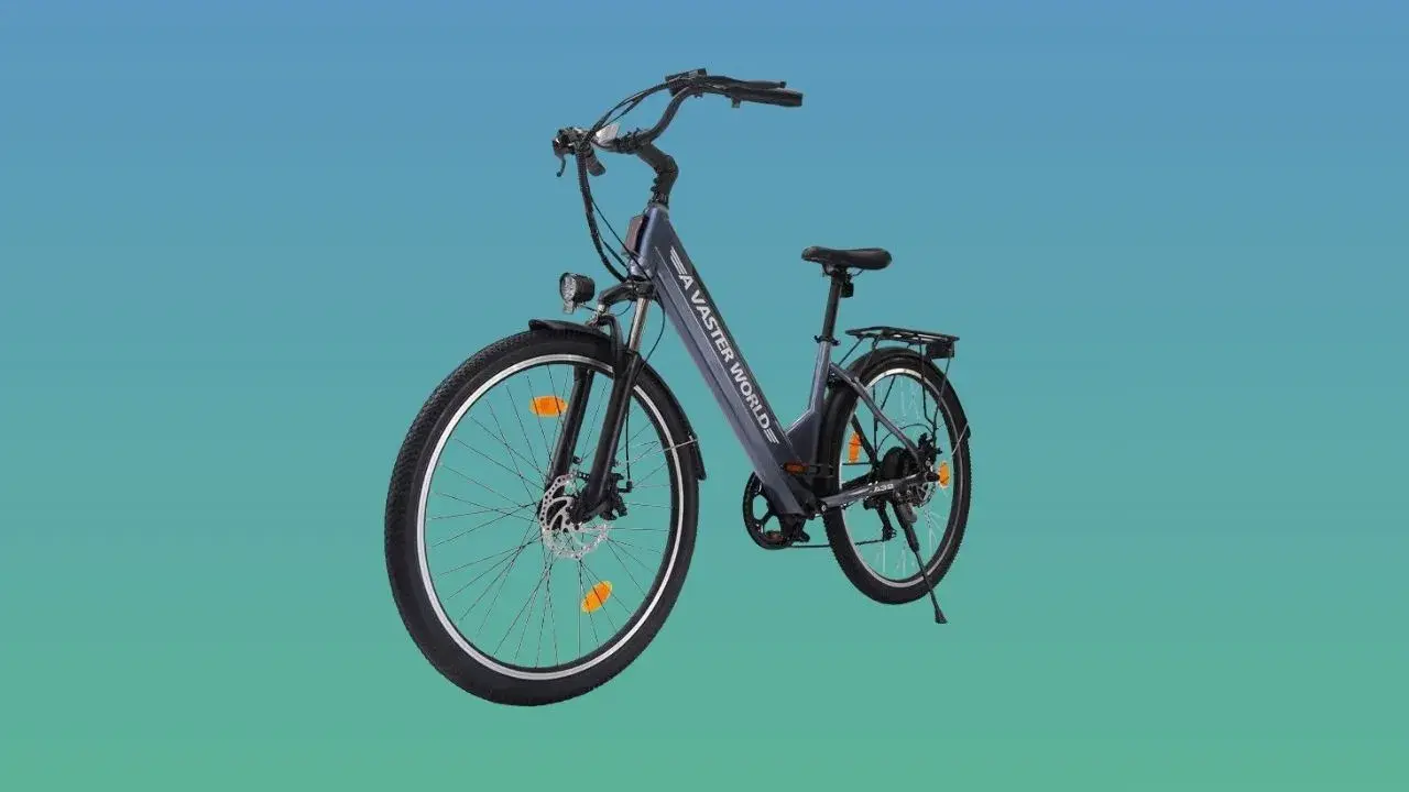Vélo électrique gris, modèle A Vaster World express 600, avec porte-bagages et garde-boue, sur fond bleu dégradé.