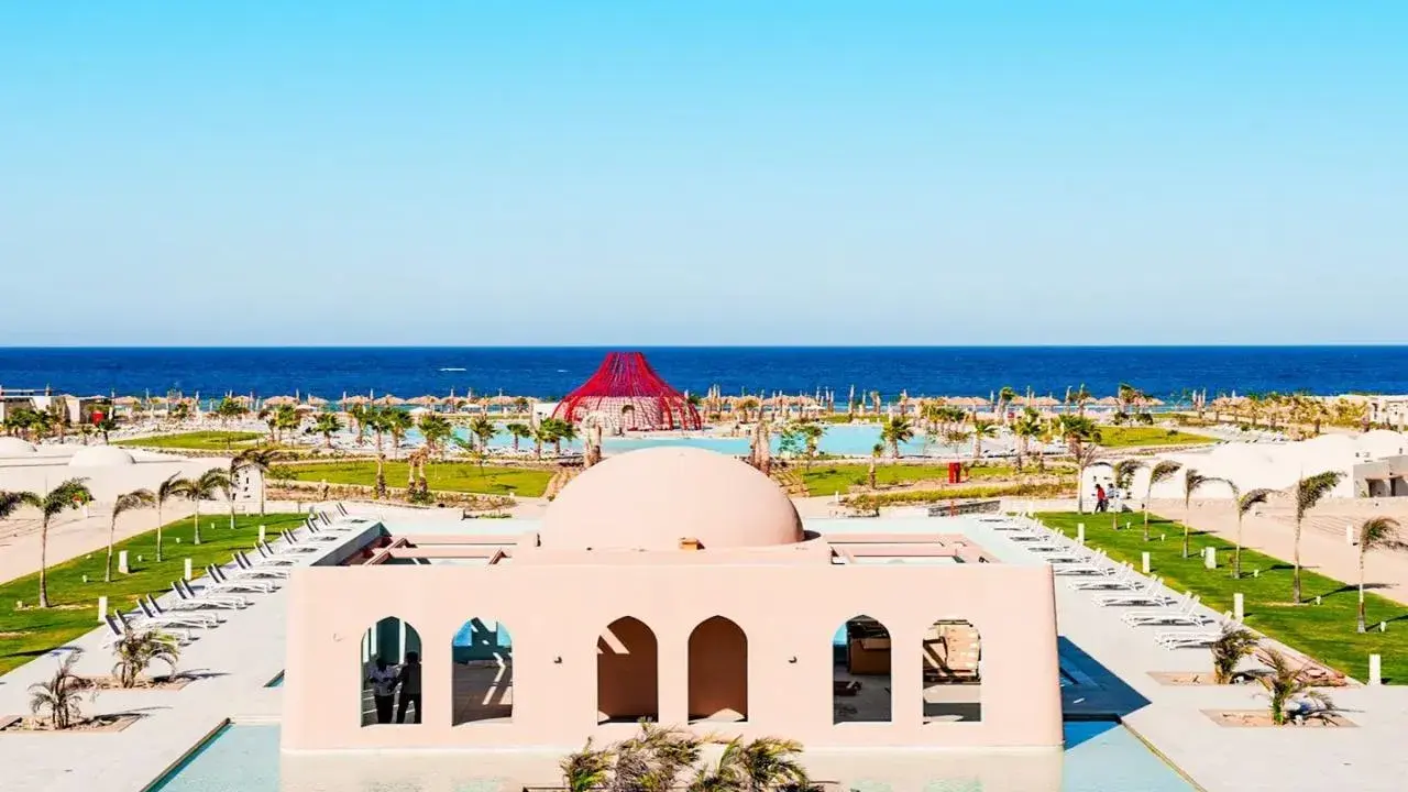 Piękny resort Sentido Reef Oasis Suakin z basenami, palmami i widokiem na turkusowe morze.