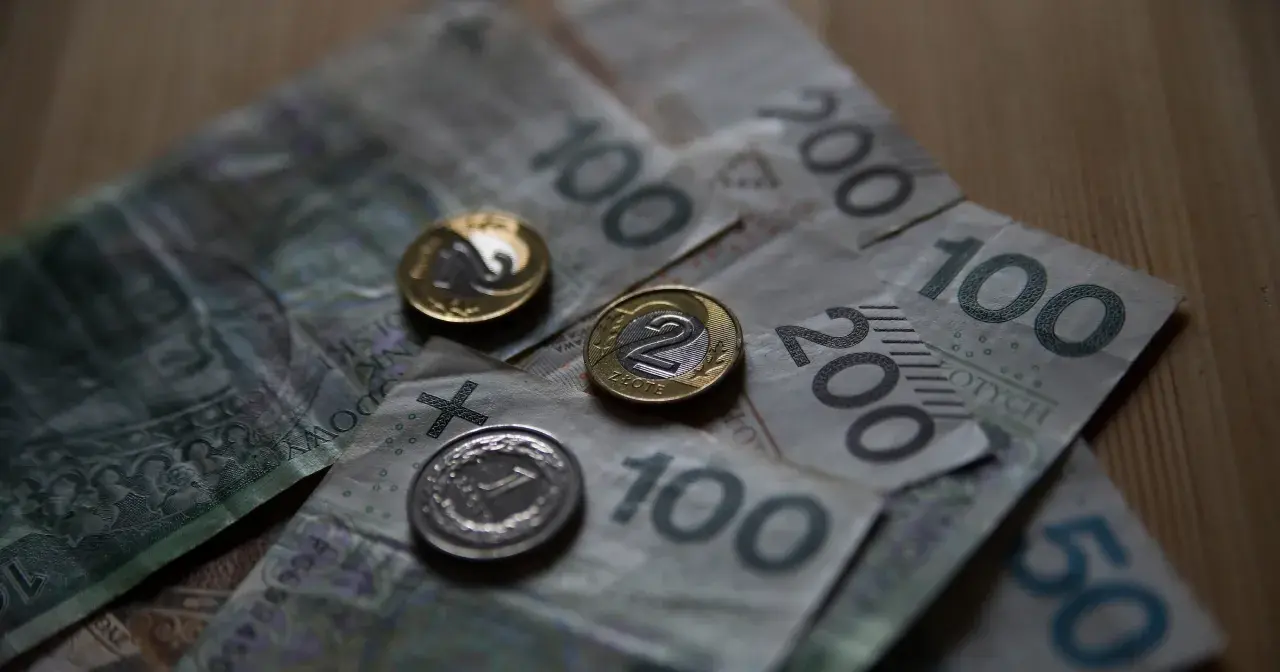 Polskie banknoty i monety. Czy umowa zlecenie wlicza się do emerytury? Pieniądze na stole.