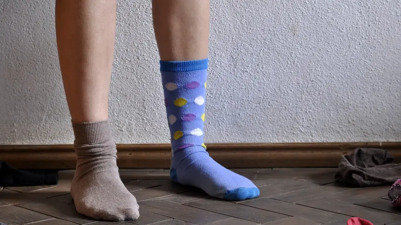 Jakie skarpetki do jasnych spodni? Jedna beżowa, druga w kolorowe kropki. Wybór należy do Ciebie!