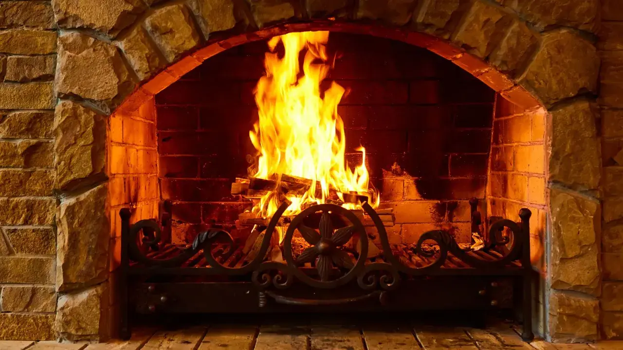 Chimenea de piedra con fuego crepitante. Aprende como encender la chimenea para crear un ambiente acogedor.