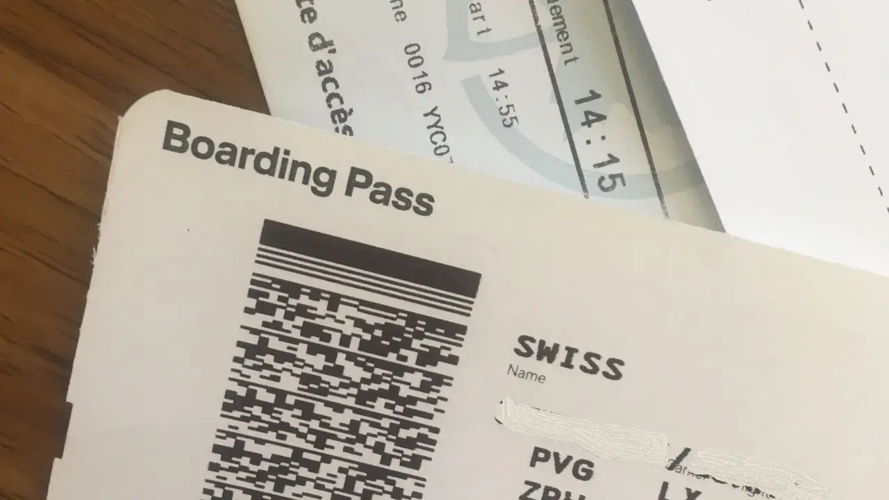 Bilet lotniczy SWISS z kodem kreskowym. Czy na bilecie lotniczym muszą być dwa imiona? Ten bilet zawiera tylko jedno imię.